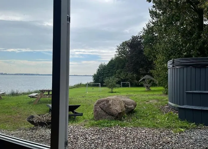 Hytte-vandudsigt-hottub-hygge Lägenhet Holbæk